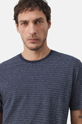 T-shirt bleu de MANGO avec de fines rayures horizontales sur tout le t-shirt.