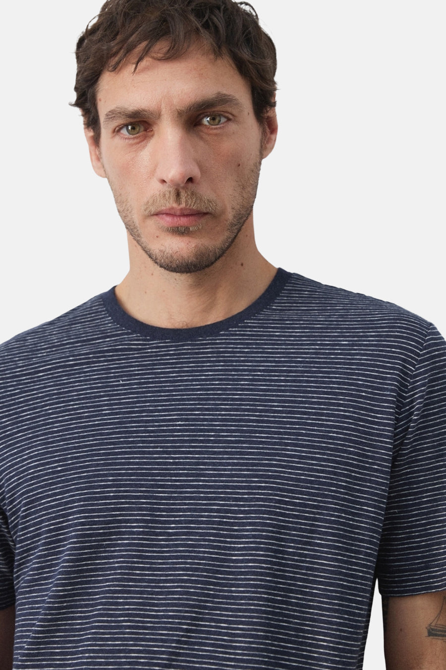T-shirt bleu de MANGO avec de fines rayures horizontales sur tout le t-shirt.