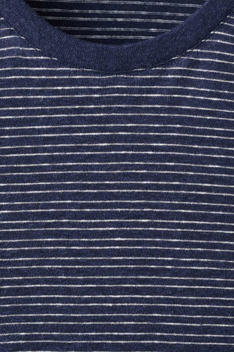 T-shirt bleu de MANGO, avec des rayures blanches horizontales et un col rond.