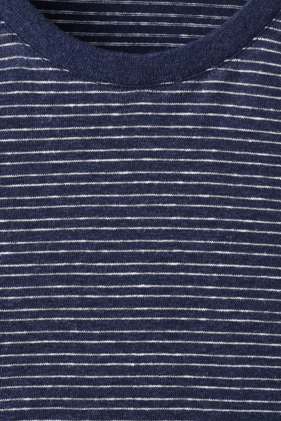 T-shirt bleu de MANGO, avec des rayures blanches horizontales et un col rond.
