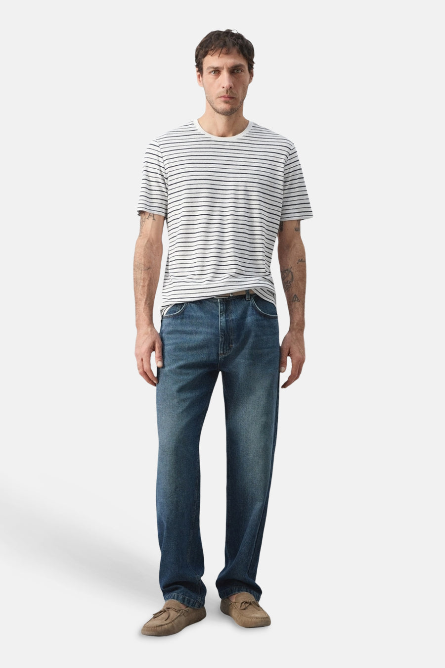 T-shirt multicolore à manches courtes de MANGO, à motif rayé et porté avec un jean bleu et des mocassins.