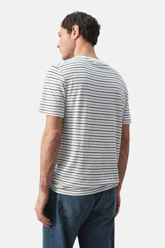 Multikleurig T-shirt van MANGO, met horizontale strepen, en een blauwe jeans.