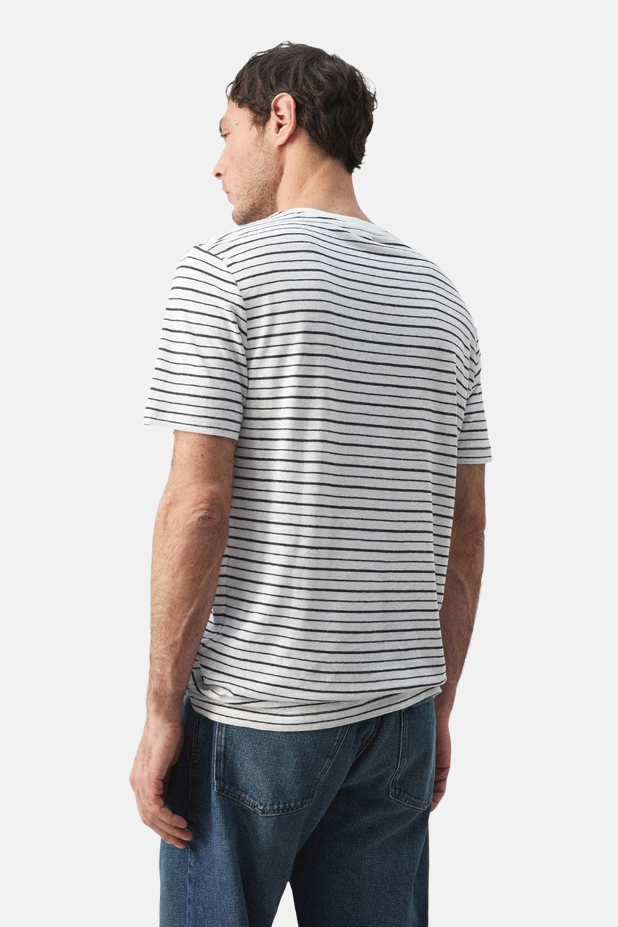 Multikleurig T-shirt van MANGO, met horizontale strepen, en een blauwe jeans.