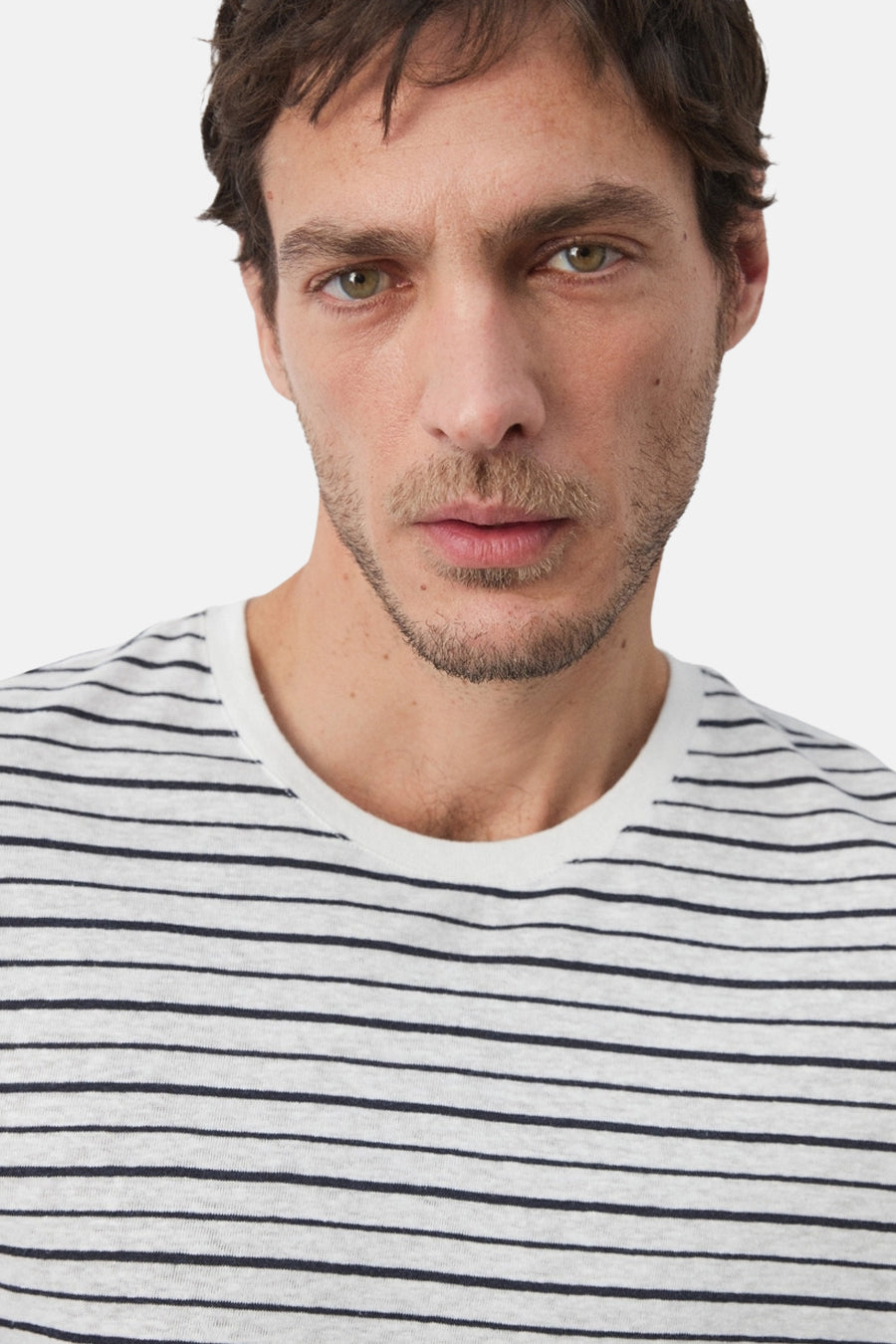 T-shirt multicolore de MANGO, avec un motif rayé et un col rond, gros plan.