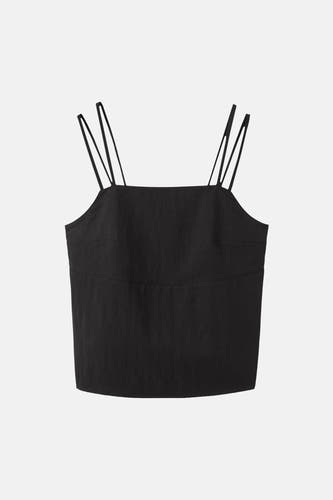 Haut noire à fines bretelles de MANGO, en tissu texturé avec un décolleté carré et plusieurs fines bretelles.
