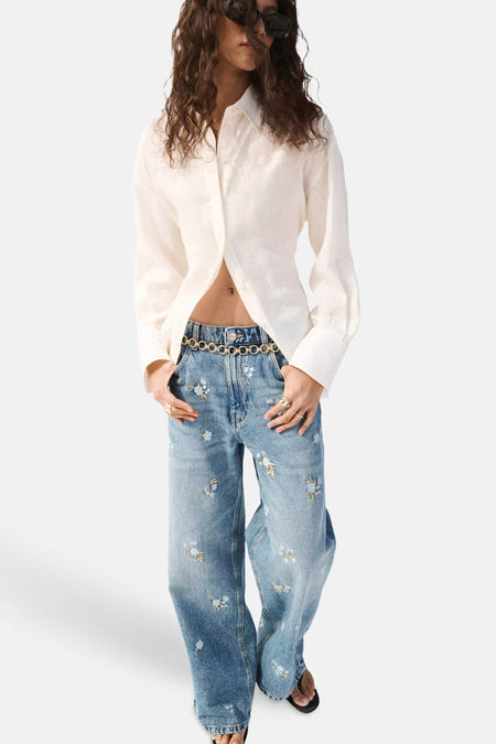 Jeans coupe droite de MANGO en denim bleu moyen avec fleurs brodées.