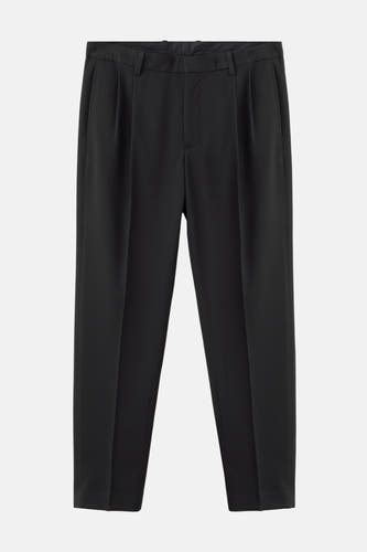 Pantalon noir de MANGO, avec plis et une jambe droite.