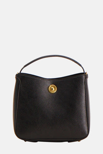 Sac à dos noir de MANGO avec une texture granuleuse et une fermeture dorée.