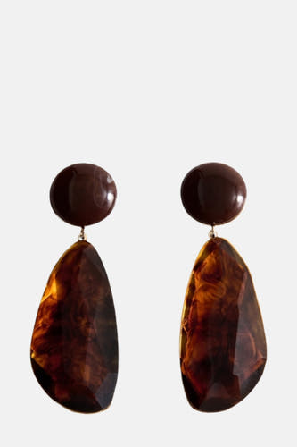 Boucles d'oreilles brunes de MANGO avec des détails facettés et ronds.