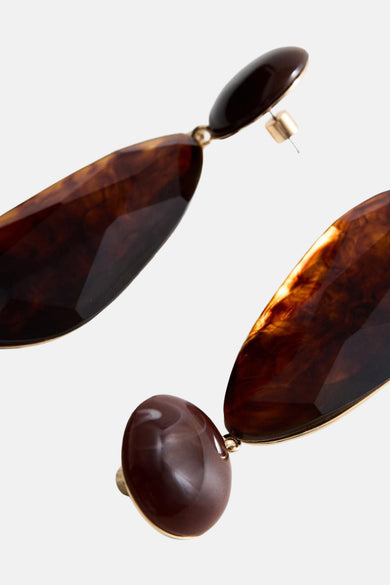 Boucles d'oreilles brunes de MANGO, avec un design facetté et des détails dorés.