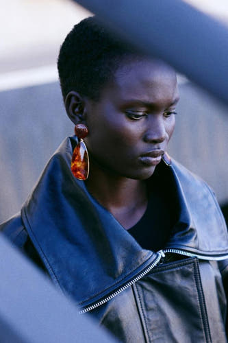 Boucles d'oreilles brunes de MANGO, avec un fermoir ovale à des taches ambre.