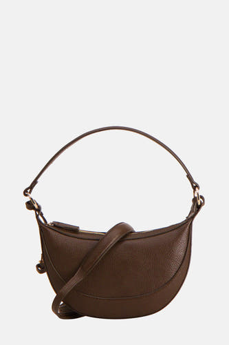 Sac à dos marron de MANGO, avec une texture granuleuse et une sangle d'épaule ajustable.