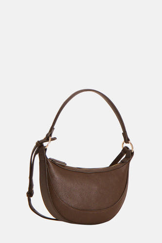 Sac à dos marron de MANGO, avec une texture granuleuse et une forme ronde.