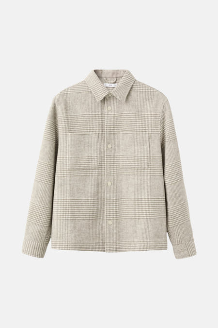 Manteau court beige de MANGO avec un motif de fenêtre subtil et des poches brodées.