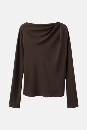 Blouse brune à longues manches de MANGO, avec une encolure plissée et un tissu lisse.