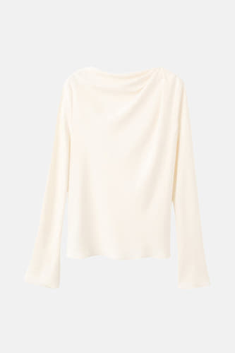 Blouse écru à longues manches de MANGO, avec une ligne de col plissée et une texture lisse.