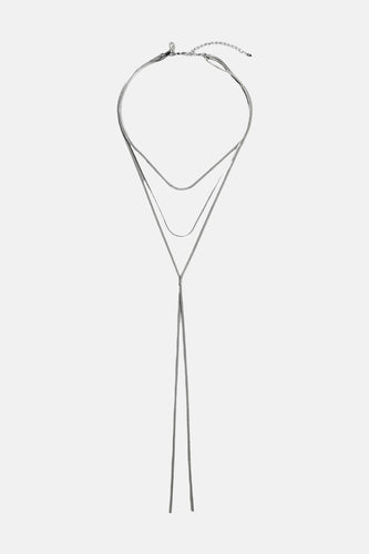 Zilveren halsketting met meerdere kettingen.