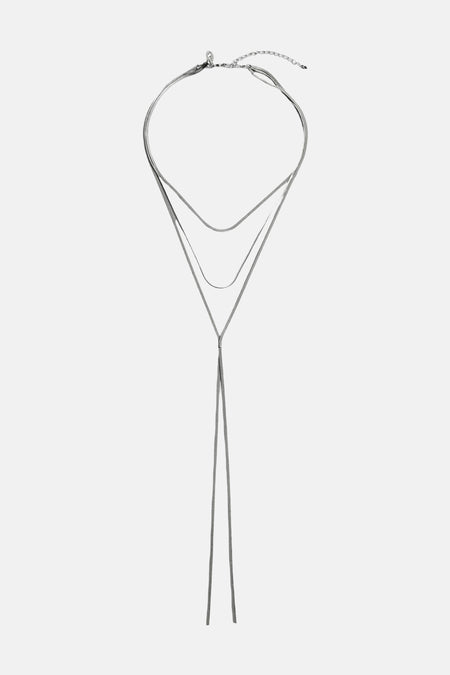 Zilveren halsketting met meerdere kettingen.