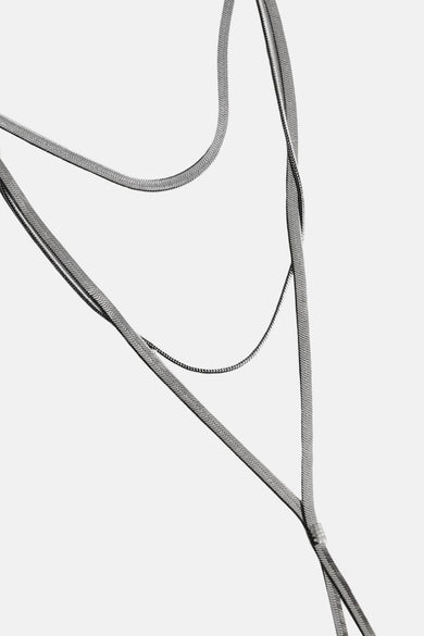 Long collier argenté de MANGO, avec plusieurs couches et une structure de maillons lisse et plate.