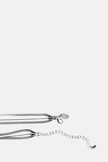 Zilverkleurige ketting met meerdere lagen en verlengkettinkje.