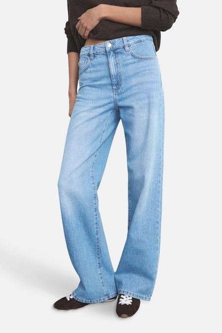 Jean droit bleu clair de MANGO, vu de derrière, associé à une chemise brune.