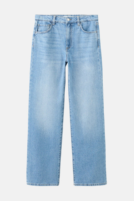 Jean droit bleu clair de MANGO, avec une texture denim classique et un effet stonewashed.