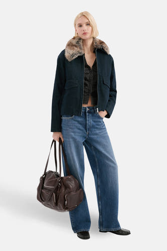 Jean droit en denim bleu moyen de MANGO, associé à une veste bleue marine avec un col en fausse fourrure.