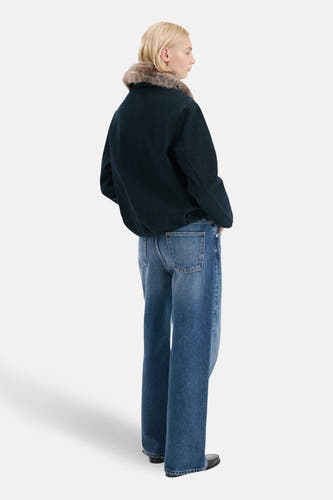 Mid blue denim straight jeans van MANGO, gezien van achteren met wijde pijpen en steekzakken.