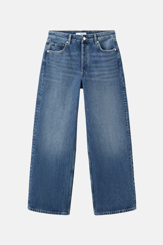 Jean droit mi-mollet bleu denim de MANGO, avec un lavage classique et des jambes droites.