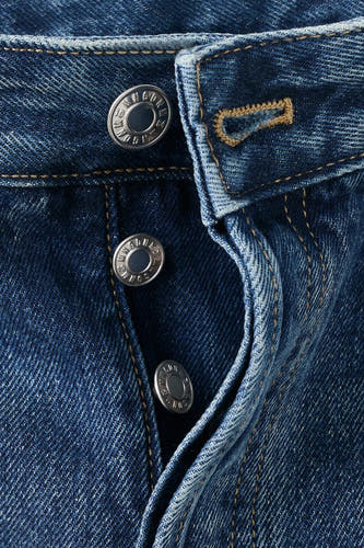 Jean NEWYORK de MANGO en denim bleu moyen avec fermeture à boutons et coutures.