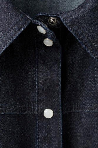 Chemise en jean bleu foncé à manches longues de MANGO, avec fermeture à boutons-pression et col.