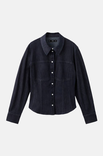 Chemise en jean bleu foncé à manches longues de MANGO, avec une fermeture boutonnée sur le devant et un col classique.
