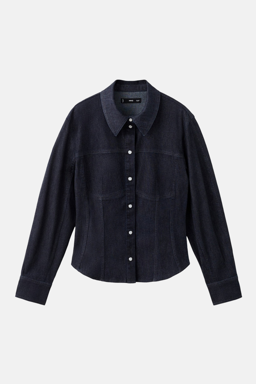 Chemise en jean bleu foncé à manches longues de MANGO, avec une fermeture boutonnée sur le devant et un col classique.