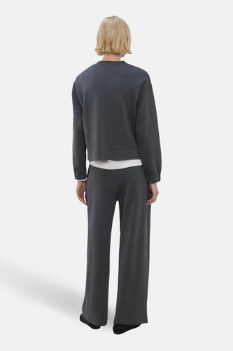 Blauwe joggingbroek van MANGO, gezien van achteren, met een losse pasvorm en rechte pijpen.
