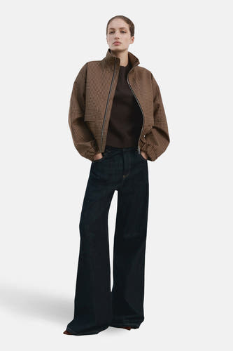 T-shirt à manches courtes marron de MANGO, combiné avec une veste marron et un jean ample bleu foncé.