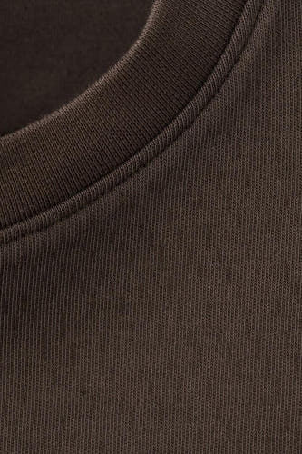 T-shirt marron à manches courtes de MANGO, avec un col rond côtelé et une texture jersey fine.