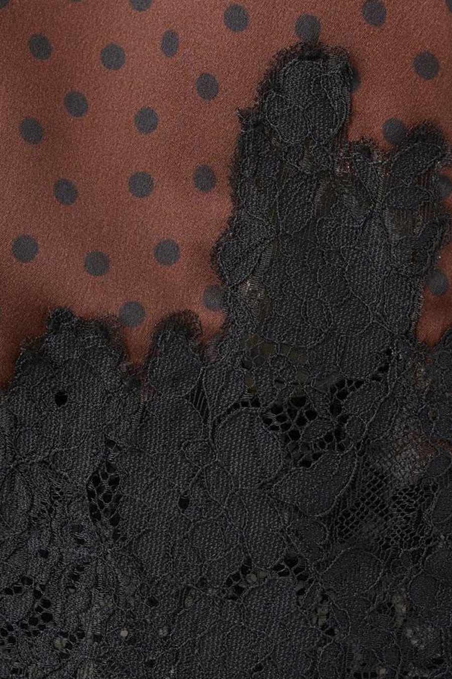 Jupe courte marron de MANGO, avec des pois noirs et des détails en dentelle noire.