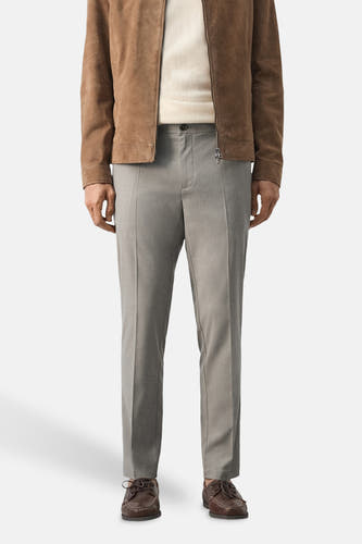 Pantalon beige de MANGO, vu de dos avec taille élastique et chaussures marron.