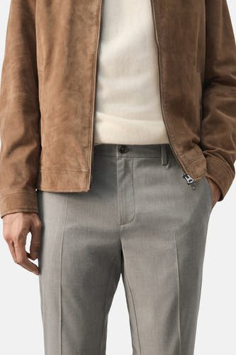 Pantalon beige de MANGO, avec une fermeture à boutons et une coupe épurée.