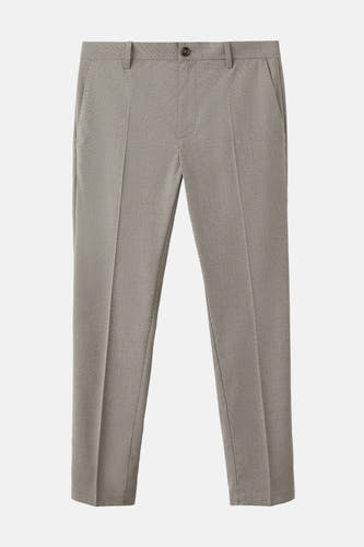 Pantalon beige de MANGO, avec une texture subtile et une coupe classique.
