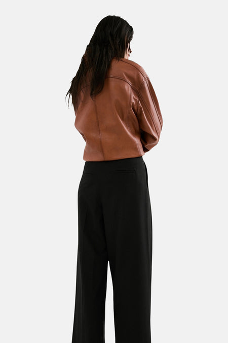 Pantalon noir MANGO, à jambes larges et taille haute, vu de dos.