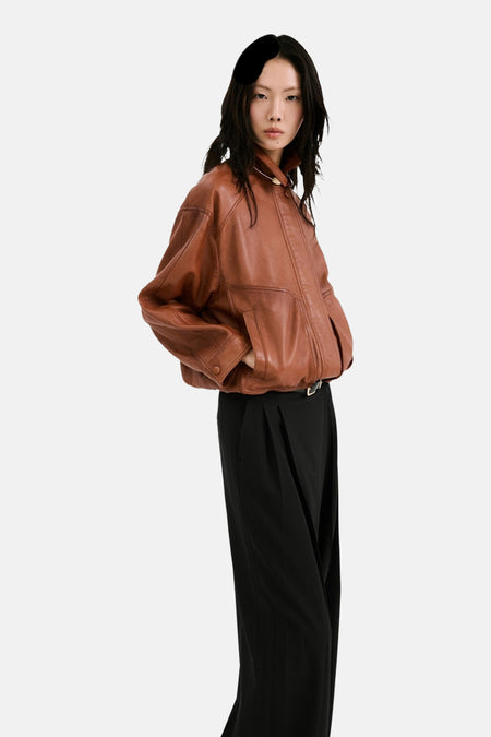 Pantalon noir MANGO, à jambes larges et avec un rabat à l'avant.