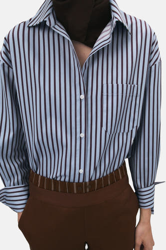 Chemise multicolore à manches longues de MANGO, avec rayures verticales et coupe décontractée.