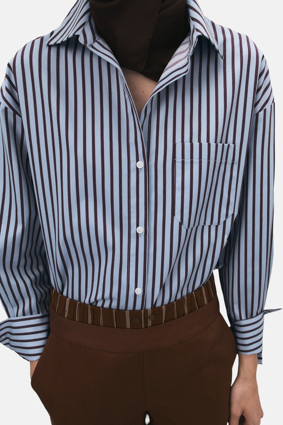 Chemise multicolore à manches longues de MANGO, avec rayures verticales et coupe décontractée.