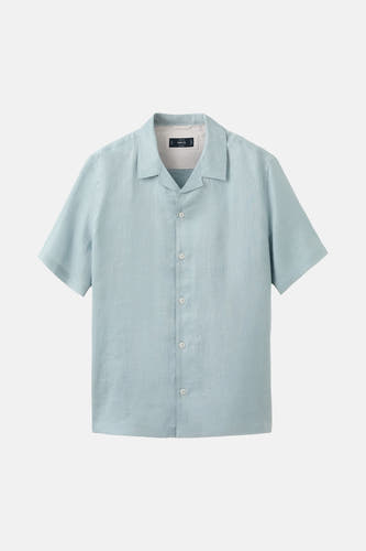 Chemise bleue à manches courtes de MANGO, avec un col ouvert et une fermeture boutonnée.