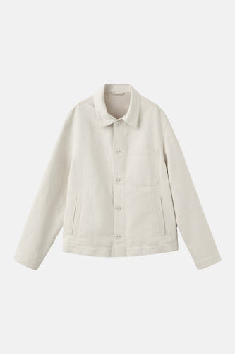 Veste courte écru de MANGO, avec fermeture boutonnée et poches.