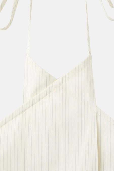 Haut écru de MANGO avec fines rayures verticales, un col cache-cœur et des bretelles spaghetti.