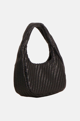 Sac à bandoulière noir de MANGO avec une texture tissée et une forme demi-lune.