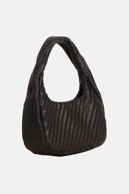 Sac à bandoulière noir de MANGO avec une texture tissée et une forme demi-lune.