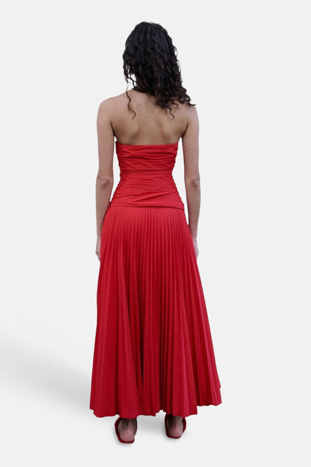 Robe rouge sans manches de MANGO avec bustier droit et longue jupe plissée, vue arrière.